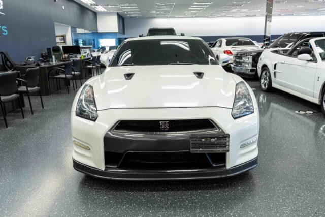 2014 Nissan GT-R Black Edition Image 2