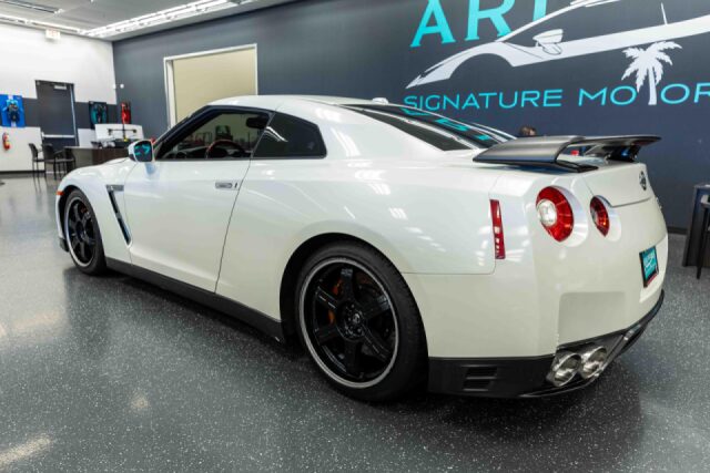 2014 Nissan GT-R Black Edition Image 9