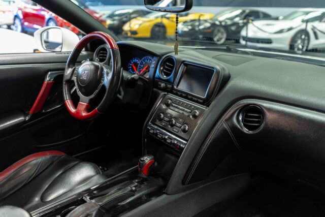 2014 Nissan GT-R Black Edition Image 12